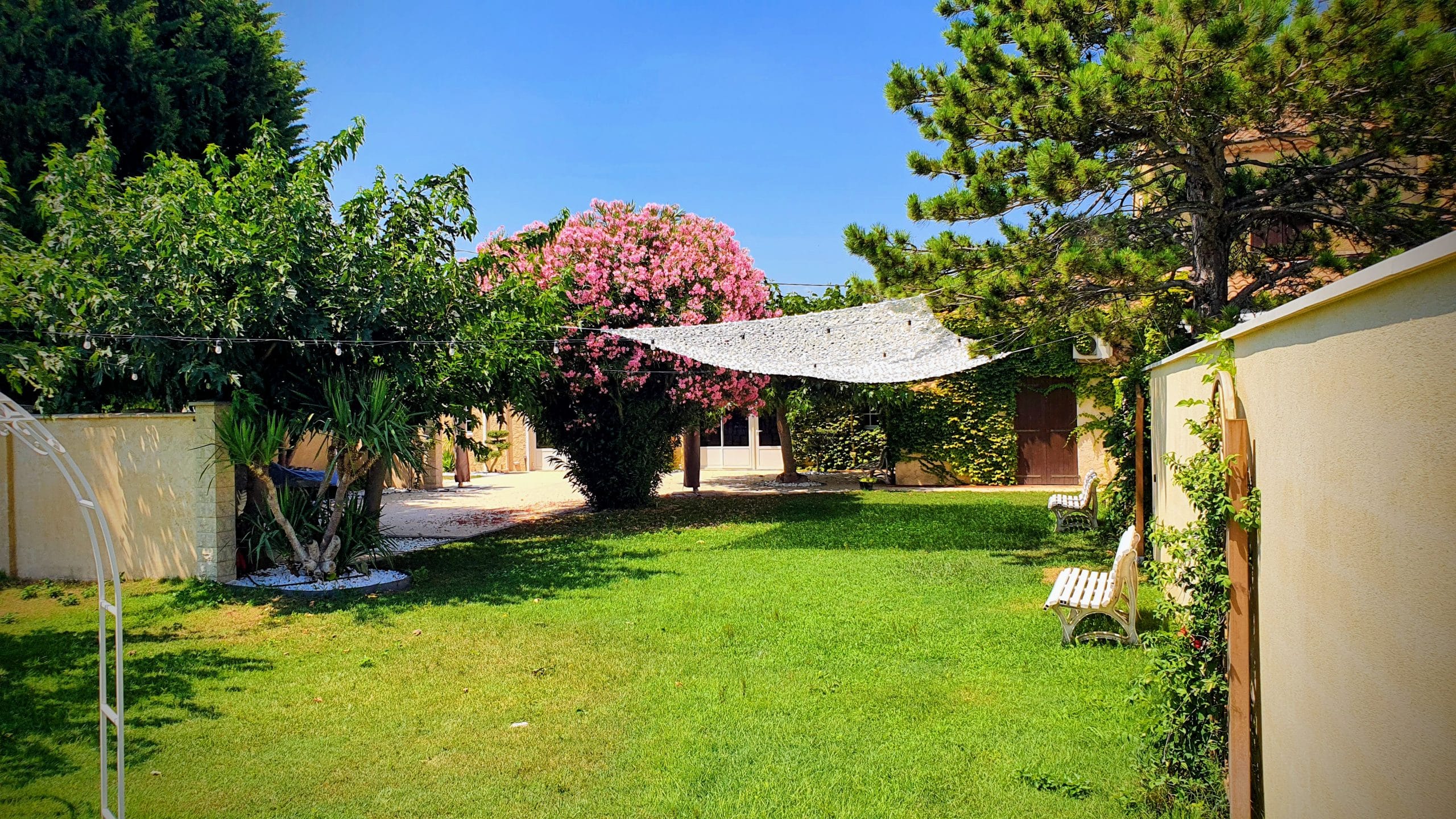Domaine Le Platanium Réception - espace extérieur et jardin