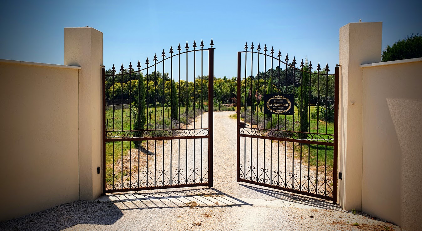 Domaine Le Platanium Réception - portail d’entrée